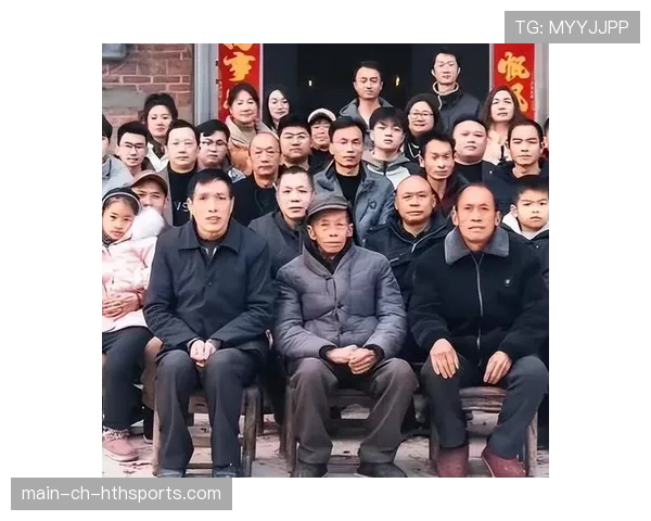 [选手名]晒出的全家福：夺冠那天，家人的支持才是他最坚实的后盾，暖心💘
